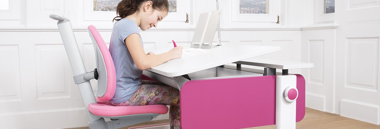 moll kids Ergonomie Champion Mädchen sitzt ergonomisch richtig am Kinderschreibtisch