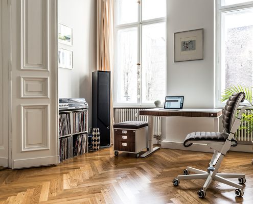 moll_unique_location_Altbau_wohnzimmer_04 designmöbel von moll unique designschrebtisch T7 designdrehstuhl S6 höhenverstellbar made in germany