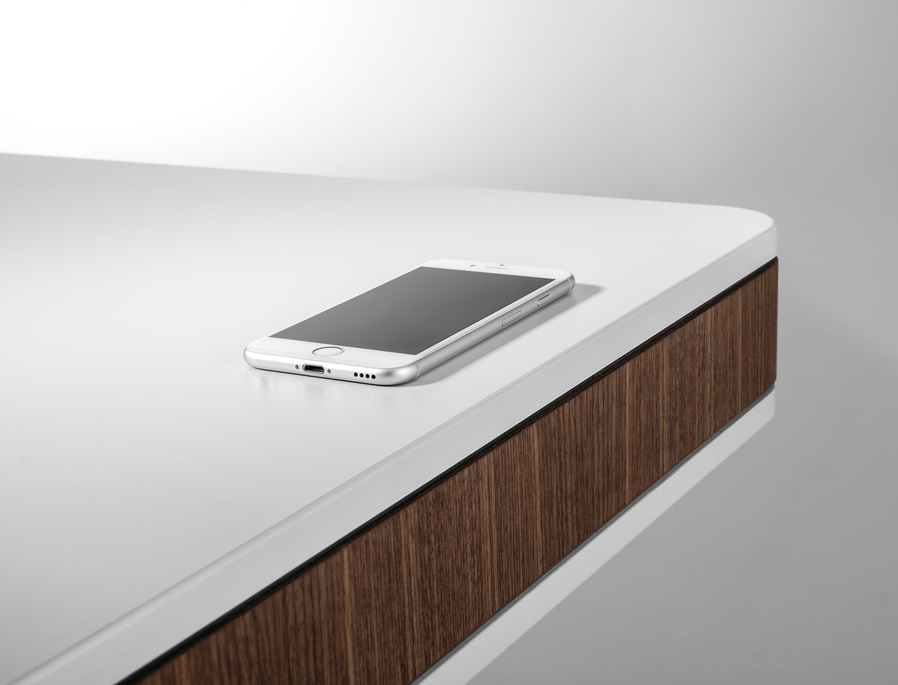Kabelloses Tisch-Schnellladegerät ideal für Smartphones und Geräte mit  Qi-Standard, 10 W, induktives Laden, eleganter Tischständer, ideal für  Büro, Home-Office, Freizeit